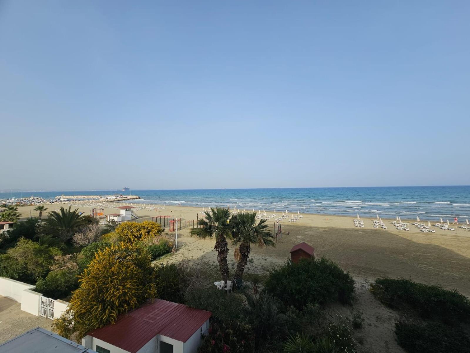 Makenzy Sandy Beachfront Paradise ลาร์นาคา ภายนอก รูปภาพ