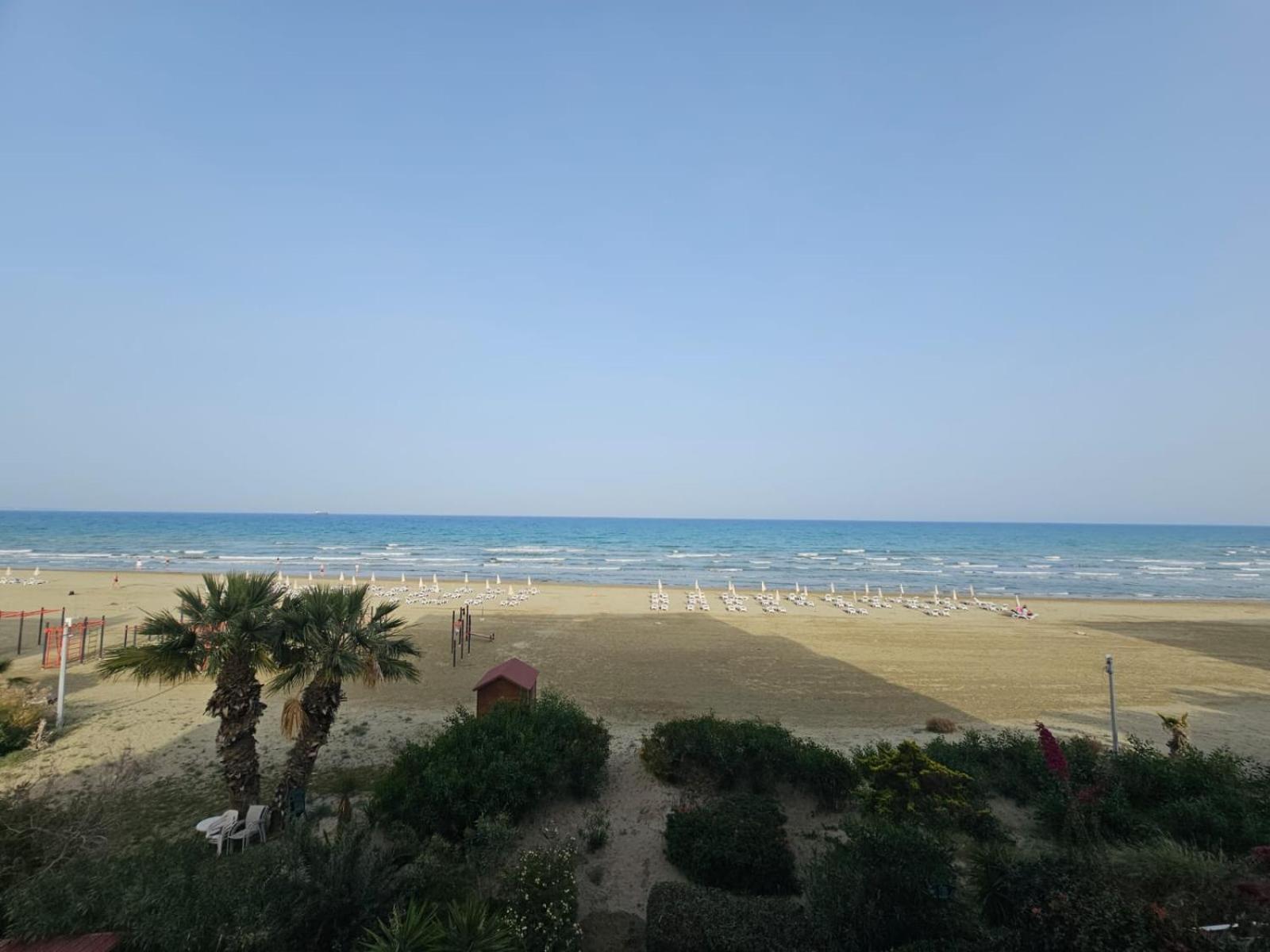 Makenzy Sandy Beachfront Paradise ลาร์นาคา ภายนอก รูปภาพ