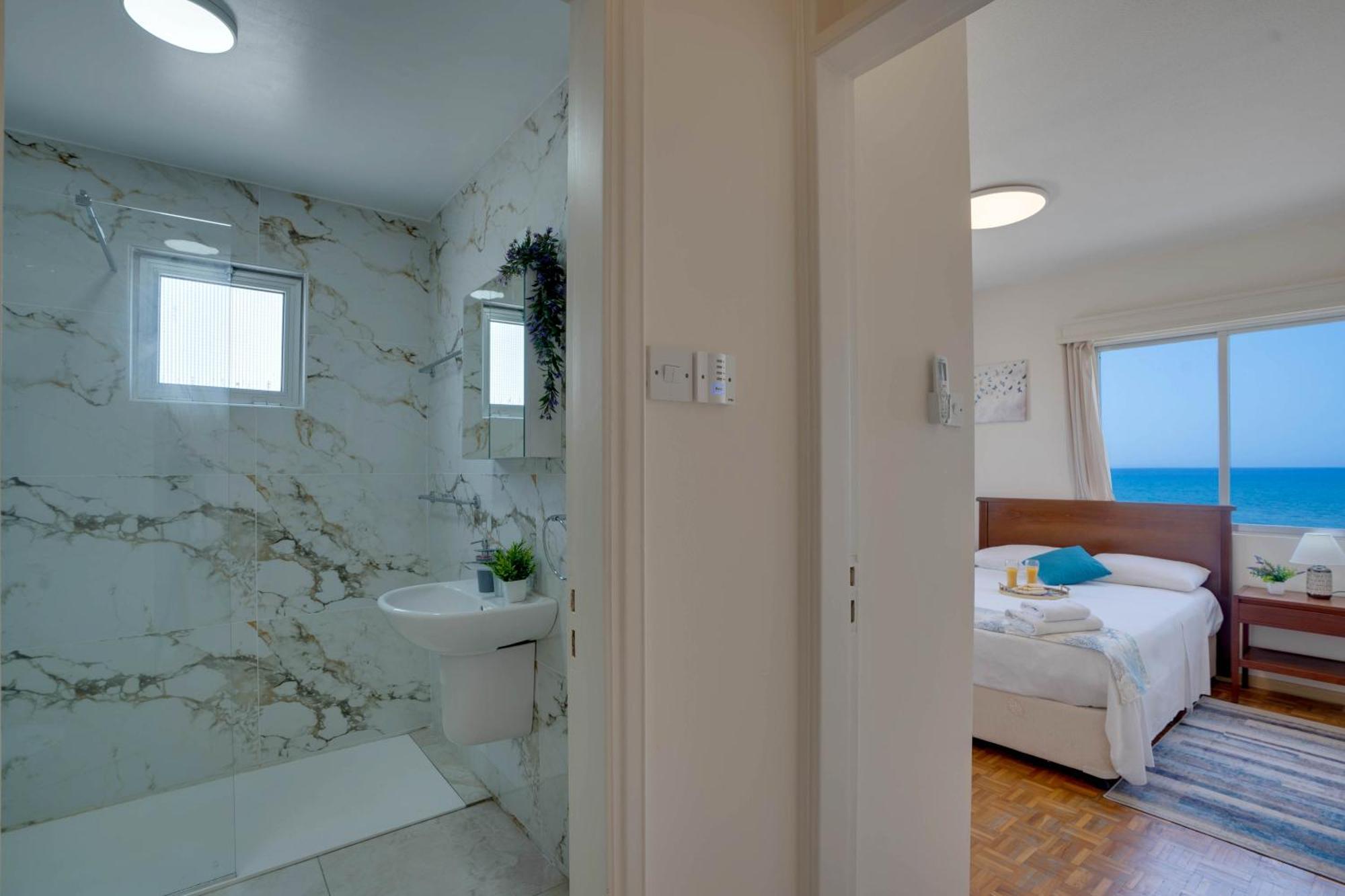 Makenzy Sandy Beachfront Paradise ลาร์นาคา ภายนอก รูปภาพ