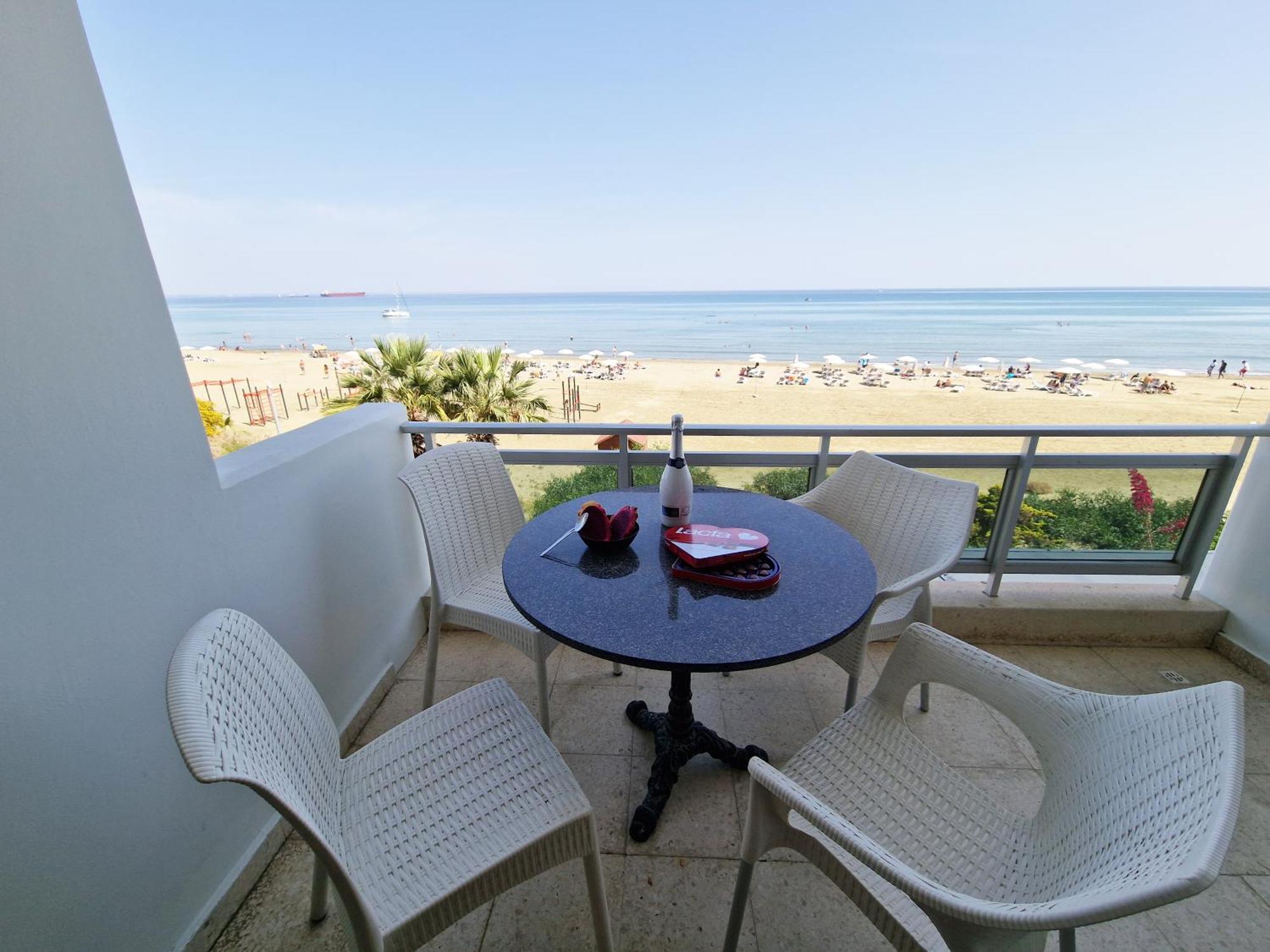 Makenzy Sandy Beachfront Paradise ลาร์นาคา ภายนอก รูปภาพ