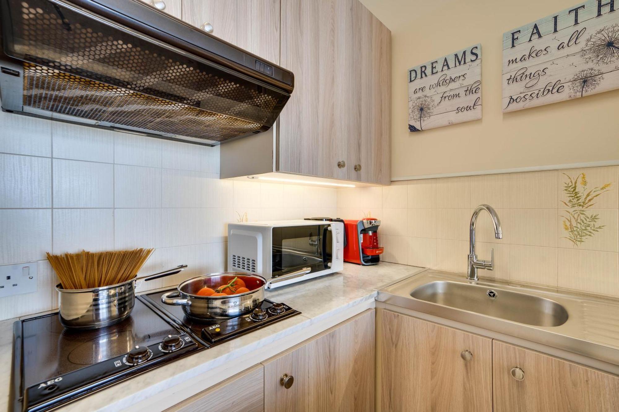 Makenzy Sandy Beachfront Paradise ลาร์นาคา ภายนอก รูปภาพ